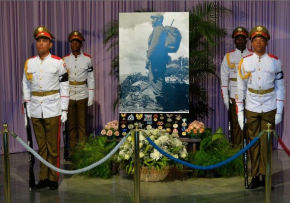 Masivo tributo a Fidel Castro en su amada plaza de la Revolución