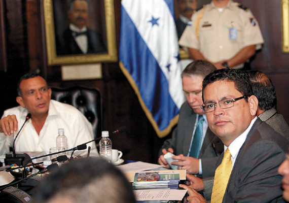 Ligan a dirigentes con robo de computadoras