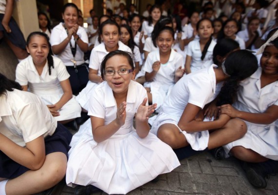 Escuela realiza su propio lanzamiento