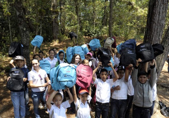 Los niños de los comités ecológicos recibieron útiles escolares. Foto: Alejandro Amador/EL HERALDO.