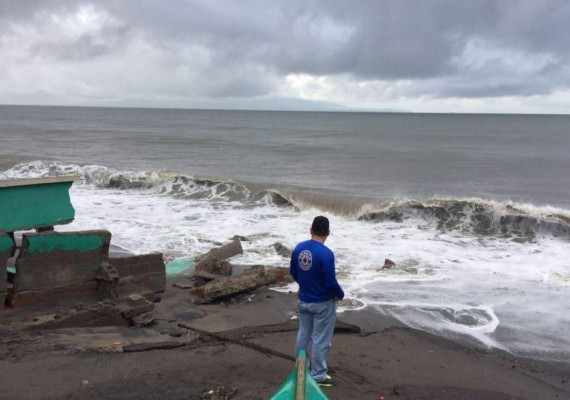 Miles de evacuados por lluvias que azotan a Honduras