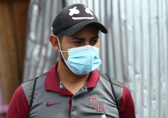 Cobrador de bus: 'Sin trabajo toca vender huevos y mascarillas”