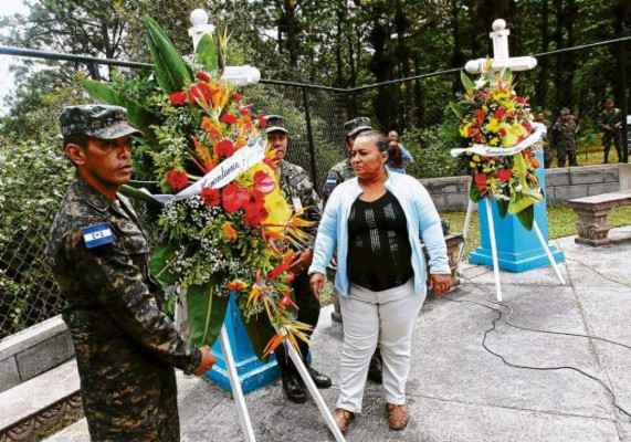 Con misa y ofrendas rinden tributo a Héroes de Upare