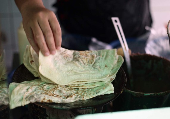 La 'Mega Baleada' de Los Dolores, sazón único en la capital hondureña