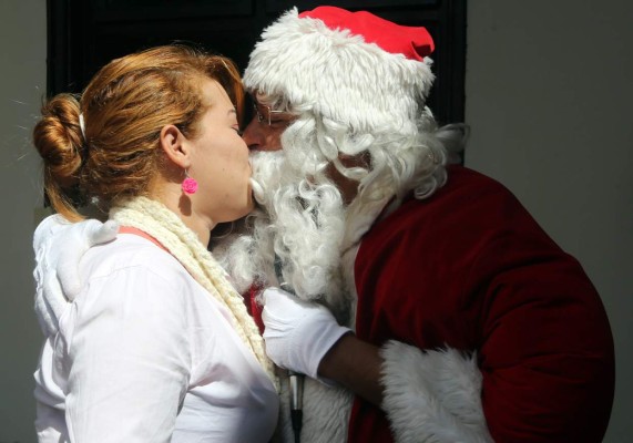 Santa Claus realiza última entrega de juguetes