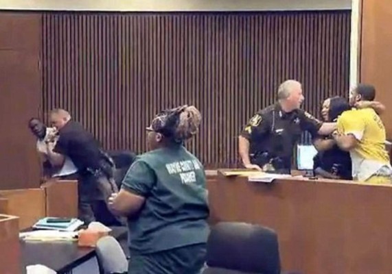 Un padre golpea al asesino de su hija en una corte de Detroit