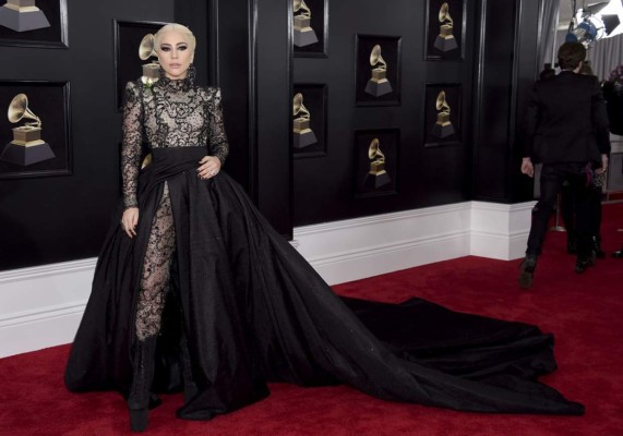 Lady Gaga deslumbra con largo y transparente vestido negro en los Grammy 2018