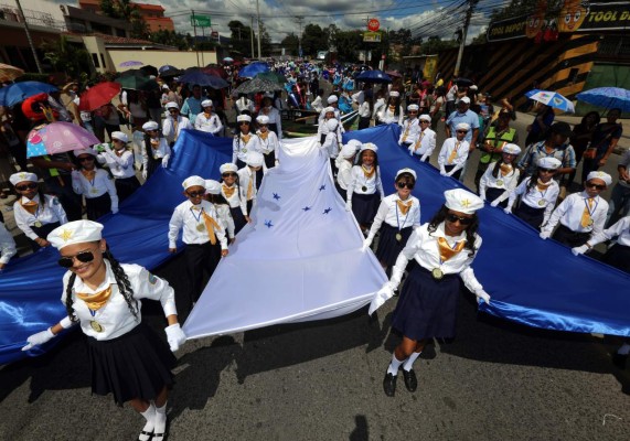 Niños engalanan un homenaje cívico a la patria