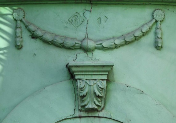 Las fachadas del centro histórico resaltan el antiguo arte escultórico