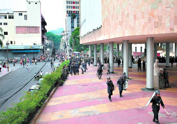 Bancadas de todos los partidos condenan irracionalidad en protestas