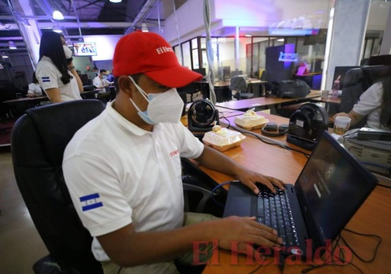 Así se vive el proceso electoral primario en las salas de redacción multimedia de Grupo Opsa (FOTOS)