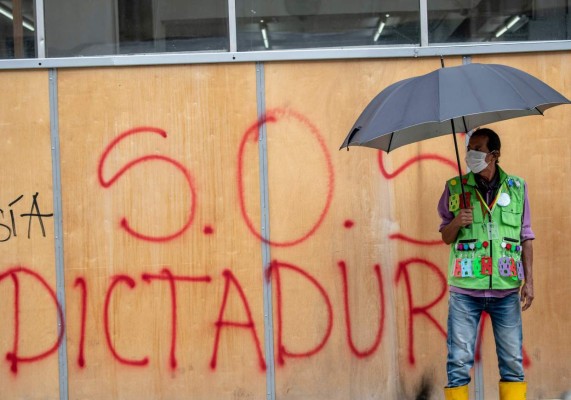 Indígenas colombianos protestan contra violencia con juicio simbólico a Duque