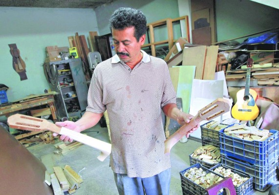 Julio Reyes es uno de los pioneros en la fabricación de guitarras en la capital