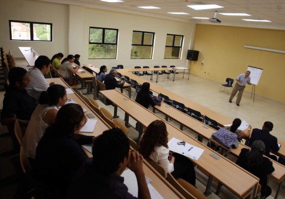 Aspire a más con la UJCV