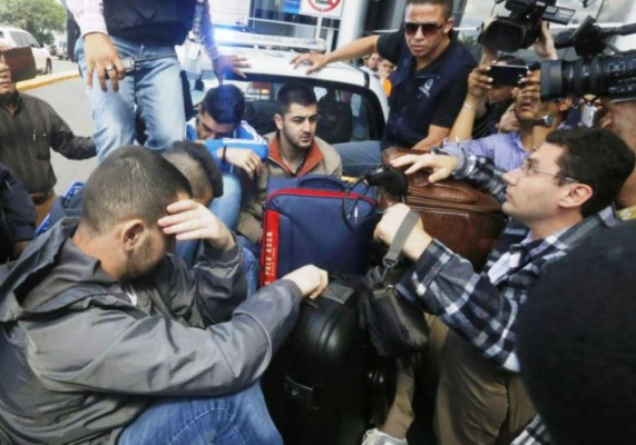 Sirios se divierten tras quedar en libertad