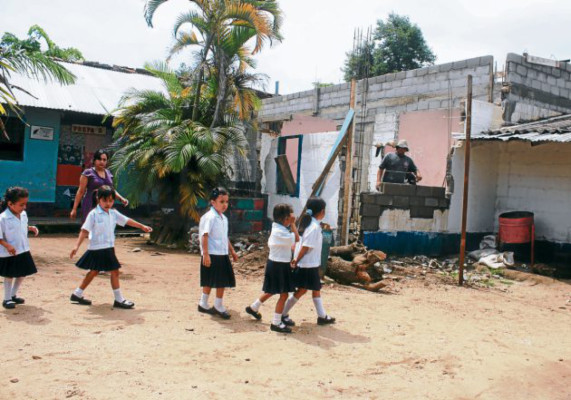 Niños de kínder reciben clases en el parque por falta de edificio