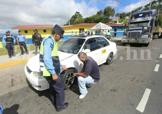 Toma nota: Tránsito decomisa accesorios peligrosos en llantas de los autos y camiones