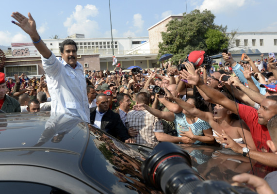 Maduro vota confiado en gobernar en nombre de Chávez