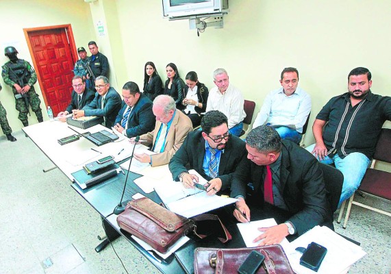 Hermanas Rojas 'se roban” miradas en juicio del Instituto Hondureño de Seguridad Social