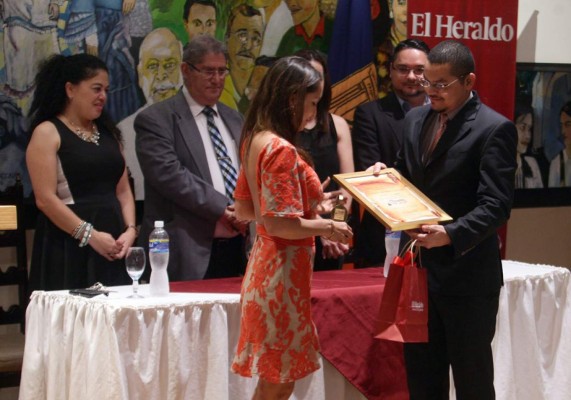 EL HERALDO premia a ganador del VIII concurso de Cuentos Cortos Inéditos 'Rafael Heliodoro Valle”