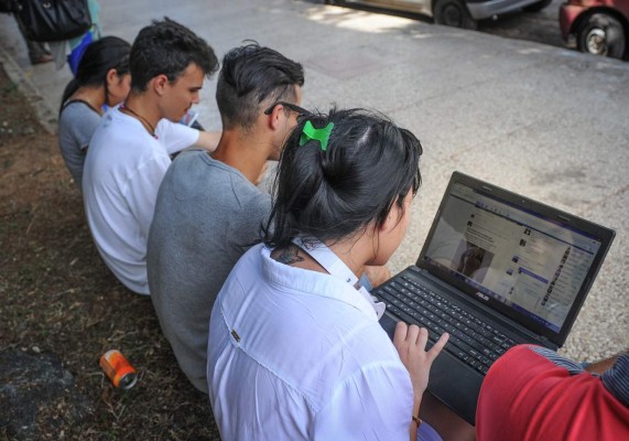 Cuba estrena conexión wifi de internet en plazas de 16 ciudades