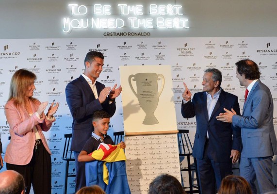 El primer hotel 'CR7' abre en Madeira, que rebautiza su aeropuerto 'Cristiano Ronaldo'