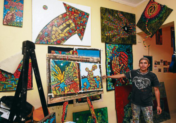 Un pintor y muralista embellecedor de barrios en Tegucigalpa