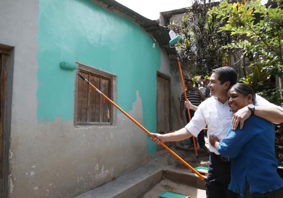 Diez mil viviendas serán pintadas por el gobierno