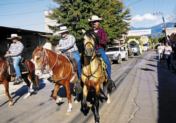Con desfile de carrozas celebran aniversario de Comayagua