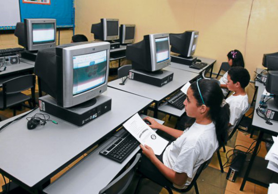 Padres de familia, cooperantes activos en la formación escolar