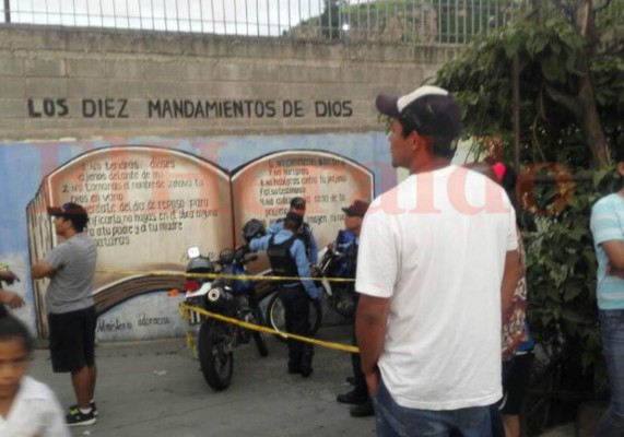 Hallan hombre muerto dentro de su vehículo en colonia Policarpo Paz de la capital de Honduras