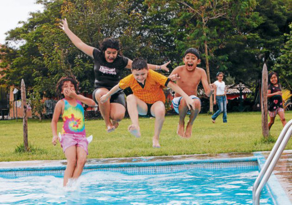 Turismo por las calles empedradas de Cedros