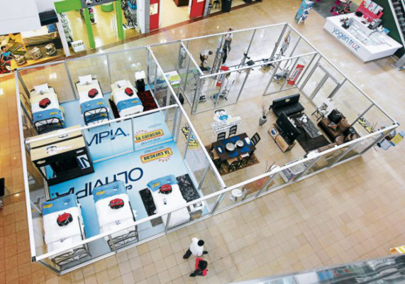 Cinco parejas vivirán en casa de cristal en Cascadas Mall