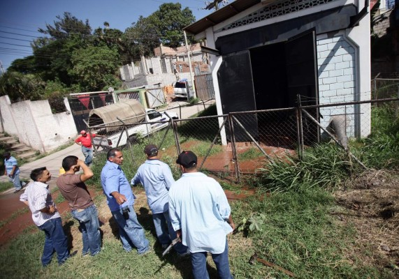 Fuga de agua en bulevar Los Próceres