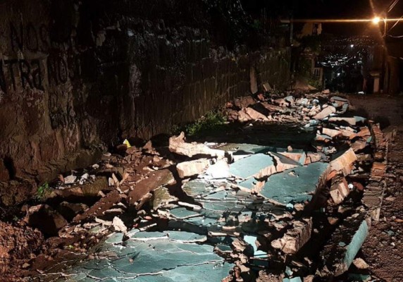 Derrumbes y desbordamientos dejan lluvias en la capital de Honduras