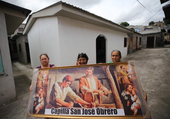 La fe construyó su morada entre los locales de Perisur