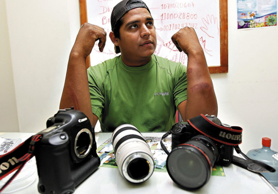 Guardias agreden a fotógrafo de Reuters