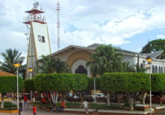 'Anticristo” ataca a machetazos a sacerdote en plena misa