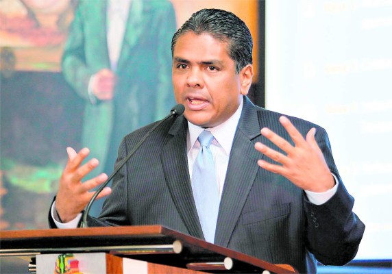 Alden Rivera comparece ante el Legislativo
