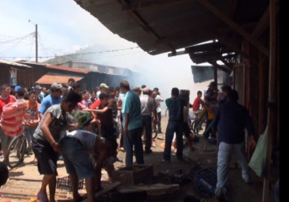 Incendio arrasó con 25 puestos del mercado Nuevo Amanecer