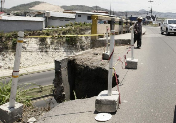 Tras denuncia refuerzan bases del puente de Las Uvas