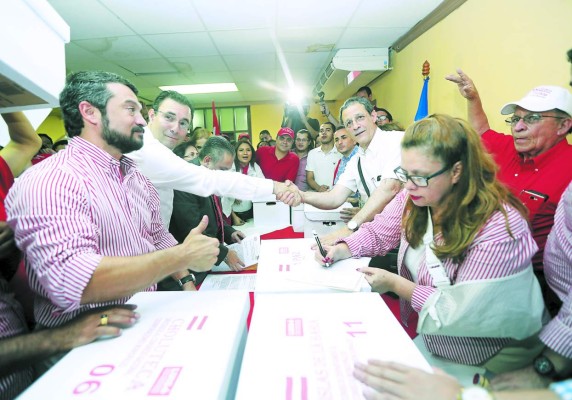 Honduras: Fiesta electoral en la entrega de planillas de los partidos políticos