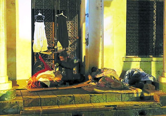 El frío se ensaña con las personas sin hogar en la capital de Honduras
