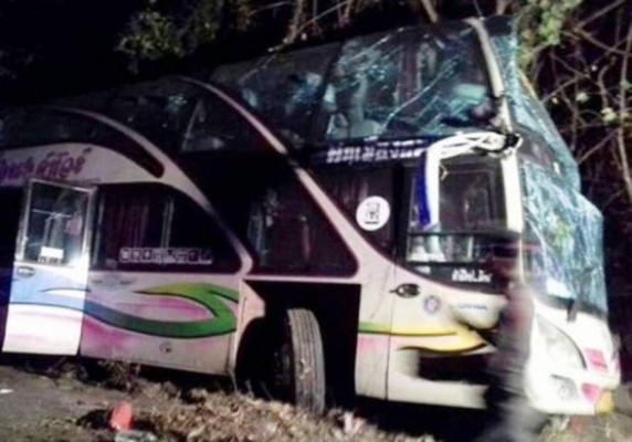 Tailandia: 13 niños y dos adultos muertos al chocar autobús escolar