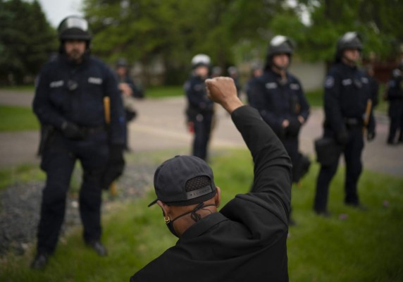 Fuertes manifestaciones en Minneapolis dejan un muerto y varios edificios en llamas (FOTOS)  