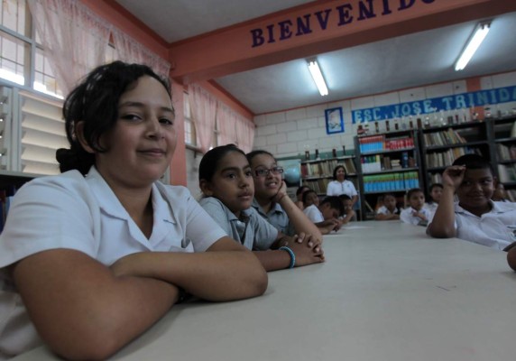 Paiz les da una ayudadita a escuelas amigables