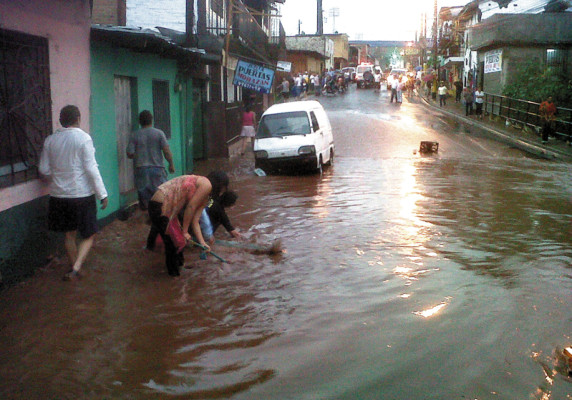 Calamidad en Los Jucos por inundaciones