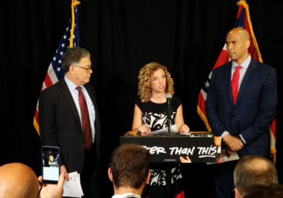 Presionada por Sanders, presidenta del Partido Demócrata renuncia