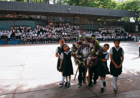 Padres de familia, cooperantes activos en la formación escolar