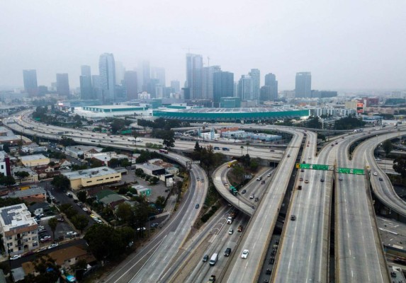Varios países inician desconfinamiento, pero ninguno abre sus fronteras (FOTOS)